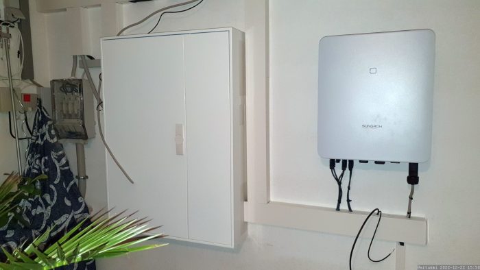 Installation eines neuen Zählerschranks, Wechselrichters und Batteriespeichers am 22. Dezember 2022