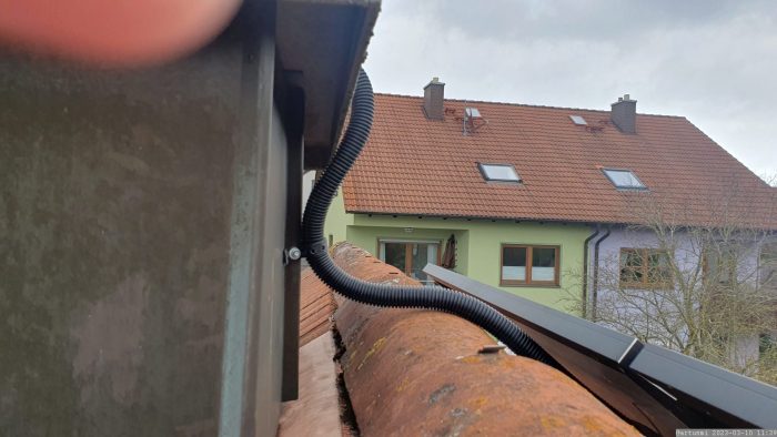 Stromleitungen unserer PV-Anlage von den Modulen zum Lüftungsschacht unseres Kamins