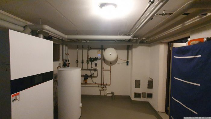 Kellerraum am 10. November 2023 nach Abschluss der Isolierung der Heizungsrohre