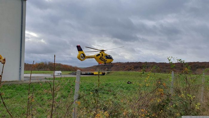 ADAC-Luftrettung in Ochsenfurt - Landeanflug des Rettungshubschraubers Christoph 18