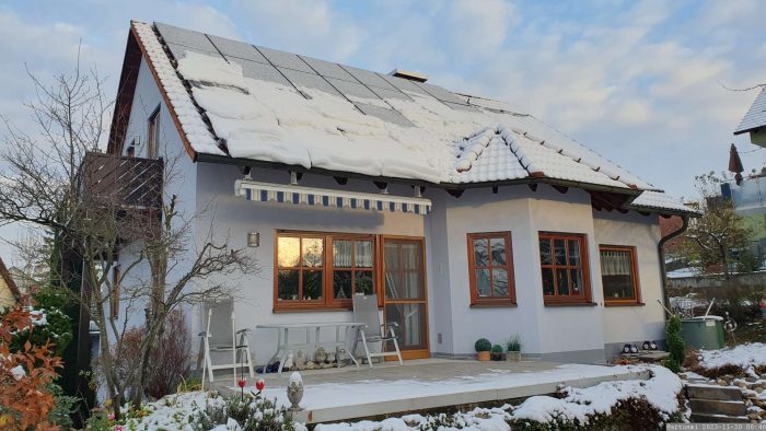 Unsere PV-Anlage vor dem Dachlawinenabgang am 30. November 2023