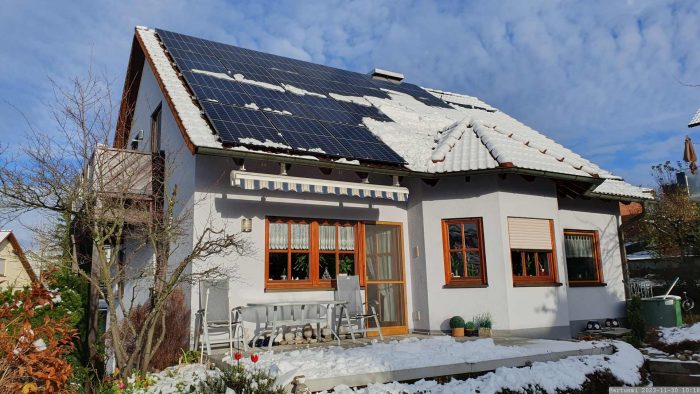 Unsere PV-Anlage nach dem Dachlawinenabgang am 30. November 2023