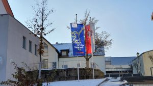 Beflaggung "Frei leben - ohne Gewalt" am 3. Dezember 2023 am Rathaus Eisingen