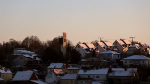 Philippuskirche in Eisingen während des Sonnenuntergangs am 3. Dezember 2023 (1. Advent)