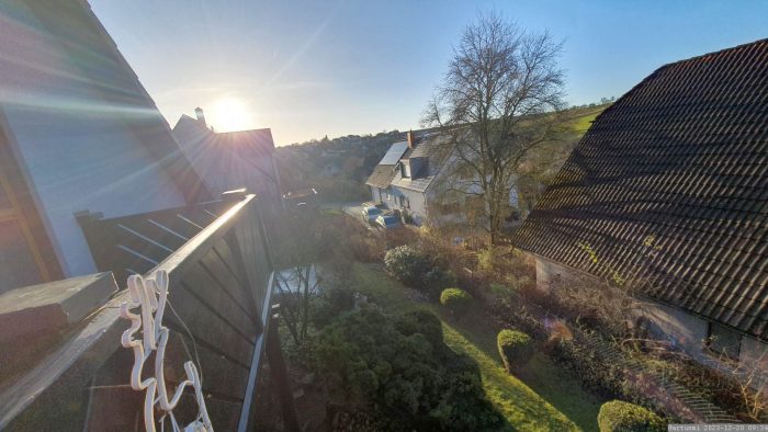 Tiefstehende Sonne am 20. Dezember 2023 wirft Schatten auf PV-Anlage