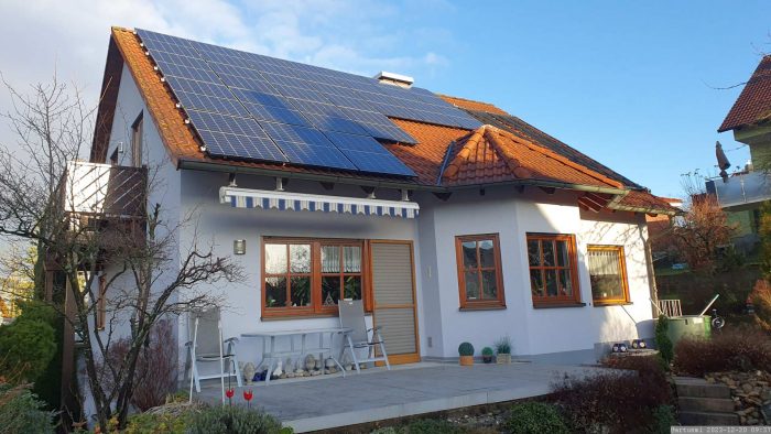 Tiefstehende Sonne am 20. Dezember 2023 wirft Schatten auf PV-Anlage