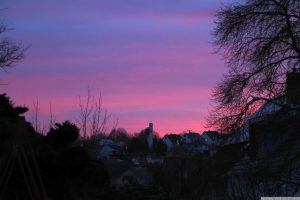 Abendrot in Eisingen während der Blauen Stunde am 27. Dezember 2023