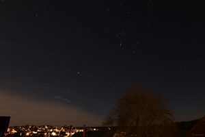 Südhimmel von Eisingen mit Sternenhimmel um das Sternbild Orion kurz vor dem Jahreswechsel 2023/2024.