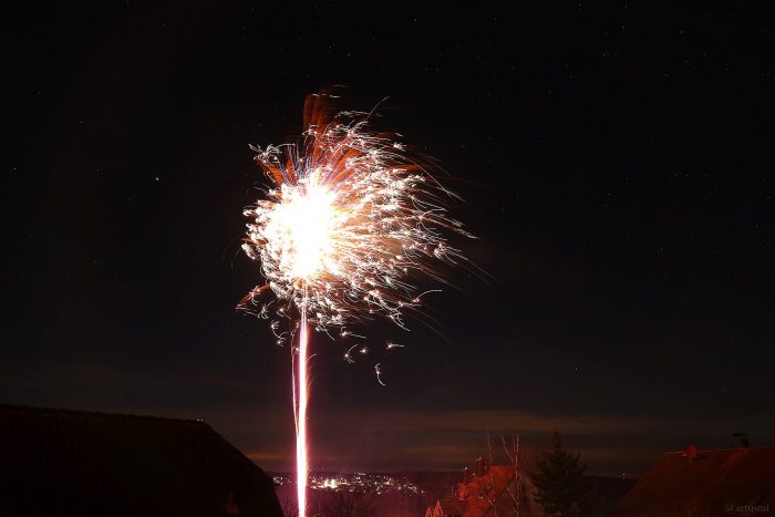 Unser vorletztes Foto 2023 - Feuerwerk in Eisingen am 31. Dezember 2023 mit Blick nach Waldbrunn.