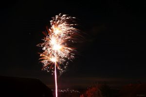 Unser letztes Foto 2023 - Feuerwerk in Eisingen am 31. Dezember 2023 mit Blick nach Waldbrunn.