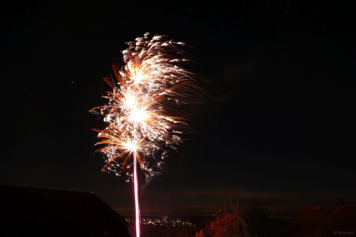 Unser letztes Foto 2023 - Feuerwerk in Eisingen am 31. Dezember 2023 mit Blick nach Waldbrunn.