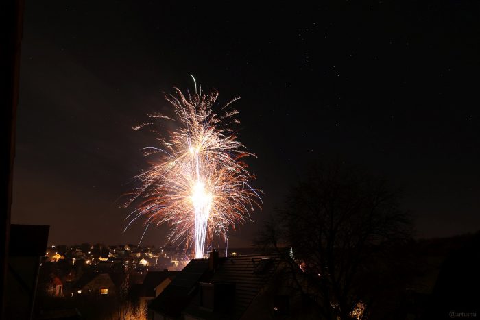 Unser erstes Fotos im neuen Jahr 2024 - Feuerwerk in Eisingen am 1. Januar 2024.
