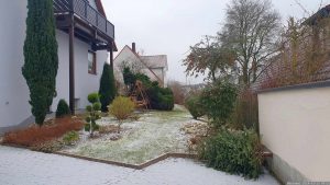 Unser Garten mit einer Schicht gefrorenem Nebel am 13. Januar 2024