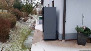 Außeneinheit unserer Wärmepumpe mit austretendem Kondenswasser am 13. Januar 2024