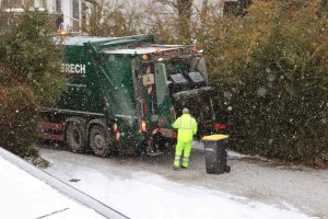 Unwetterwarnung des Deutschen Wetterdienstes (DWD) vor gefährlichem Glatteis - Bild zeigt den Übergang von Schneefall zu Eisregen am 17. Januar 2024.