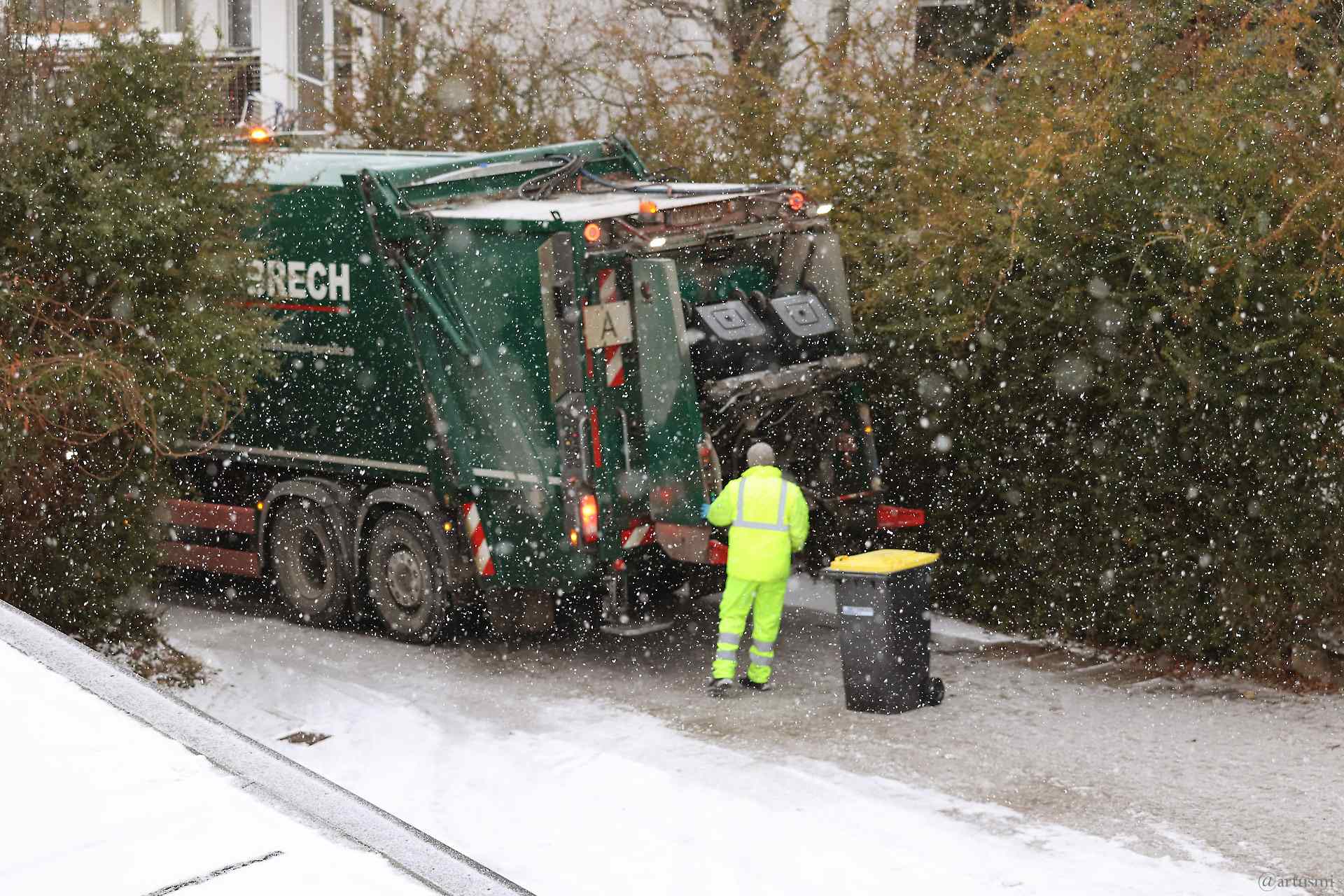 Unwetterwarnung des Deutschen Wetterdienstes (DWD) vor gefährlichem Glatteis - Bild zeigt den Übergang von Schneefall zu Eisregen am 17. Januar 2024.