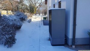Außeneinheit unserer Wärmepumpe am 20. Januar 2024