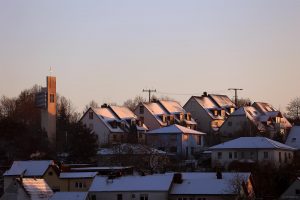 Während des Sonnenuntergangs in Eisingen am 20. Januar 2024