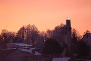 Morgenrot am 21. Januar 2024 in Eisingen, nach der kältesten Nacht des Winters 2023/2024 mit über minus 10 Grad.