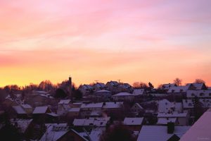 Morgenrot am 21. Januar 2024 in Eisingen, nach der kältesten Nacht des Winters 2023/2024 mit über minus 10 Grad.