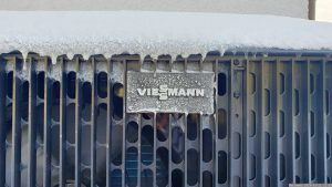 Teilansicht der Außeneinheit unserer Wärmepumpe am 21. Januar 2024 nach der bisher kältesten Nacht des Winters 2023/2024 mit über minus 10 Grad.