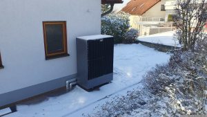 Teil der Außeneinheit unserer Wärmepumpe am 21. Januar 2024 nach der bisher kältesten Nacht des Winters 2023/2024 mit über minus 10 Grad.