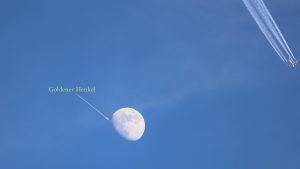 Zunehmender Mond und Flugzeug am 21. Januar 2024 am Osthimmel von Eisingen.