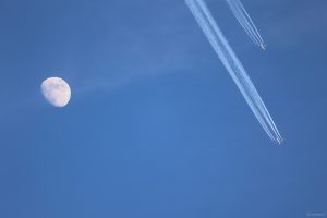 Zunehmender Mond und Flugzeuge am 21. Januar 2024 am Osthimmel von Eisingen.