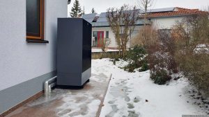 Außeneinheit unserer Wärmepumpe beim Tauwetter am 22. Januar 2024
