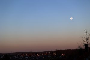 Abnehmender Mond am 27. Januar 2024 am Westhimmel von Eisingen über Waldbrunn.