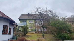 Unser Garten am 4. Februar 2024, ein Tag nach dem Fällen unseres Zwetschgenbaums.