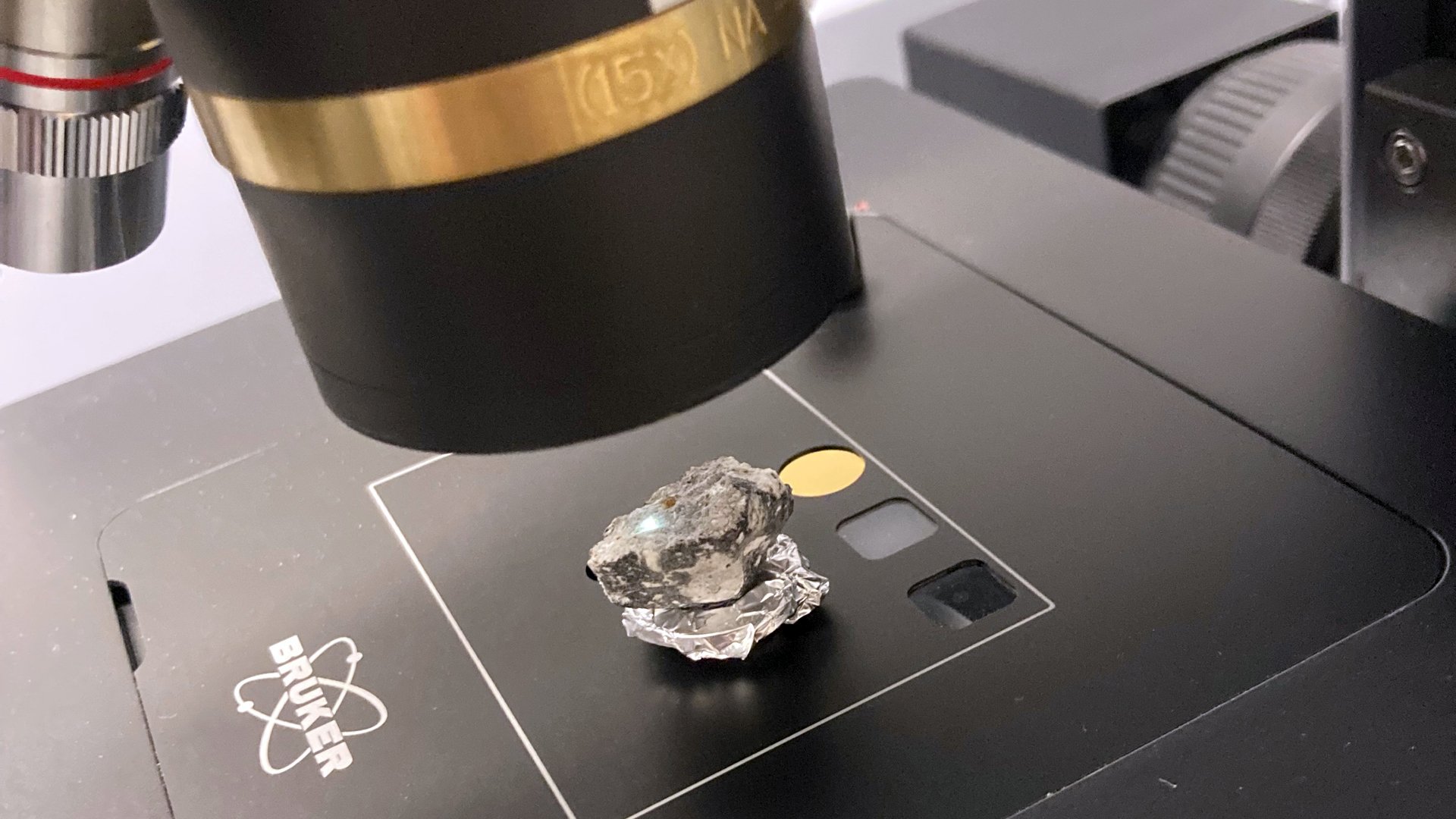 Aubrit-Meteorit unter dem Mikroskop