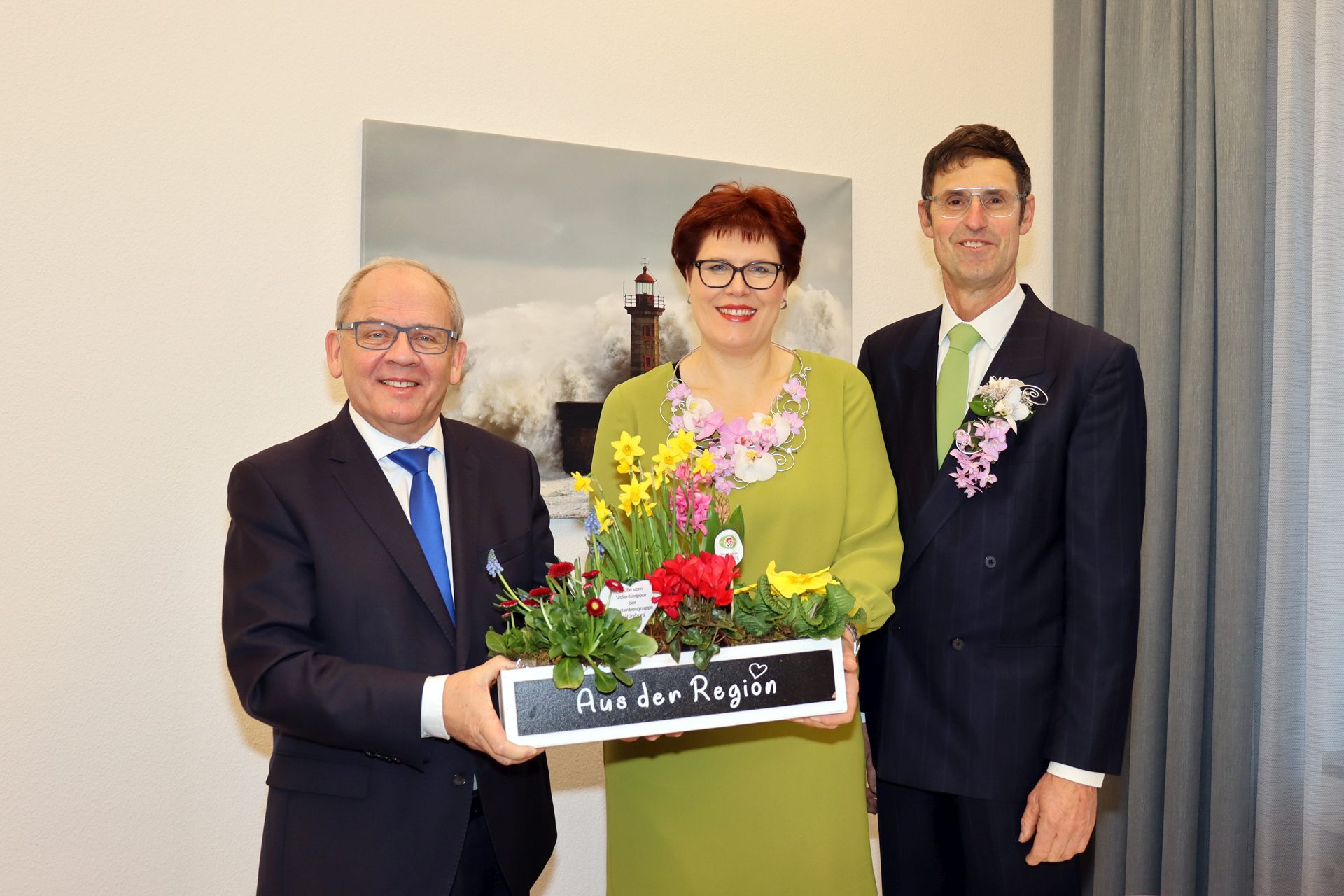 Blumengrüße zum Valentinstag erhielt Regierungspräsident Dr. Eugen Ehmann (links) von Gärtnermeister Wilhelm Rippel (rechts) und Floristin Petra Gammanick (Mitte).