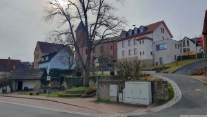 Bushaltestelle in der Hauptstraße in Eisingen unterhalb des Rathauses.