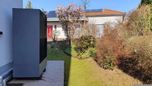 Unser Garten mit Außeneinheit der Wärmepumpe am 28. Februar 2024