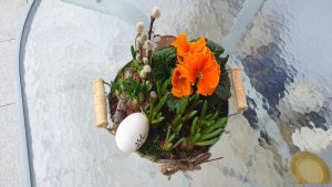 Frühlingsgesteck auf unserer Terrasse am 1. März 2024