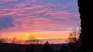 Abendrot mit kleiner Lichtsäule in Eisingen am 1. März 2024