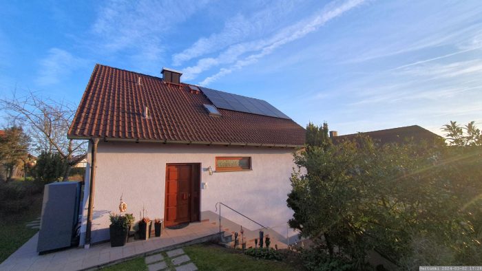 Außeneinheit Wärmepumpe und PV-Anlage am 2. März 2024