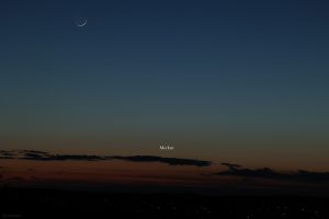 Schmale Mondsichel und Merkur am 11. März 2024 am Westhimmel von Eisingen.