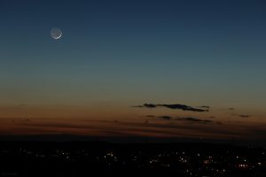 Mond mit Erdlicht am 11. März 2024 am Westhimmel von Eisingen.