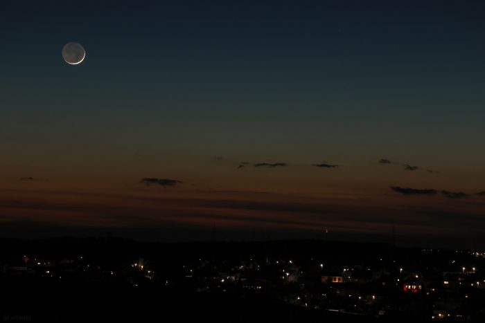 Mond mit Erdlicht am 11. März 2024 über Waldbrunn