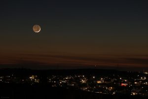 Mond mit Erdlicht am 11. März 2024 über Waldbrunn