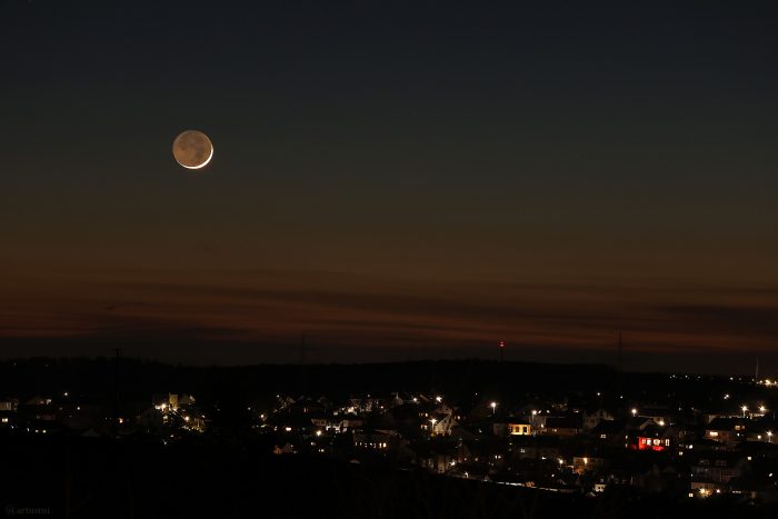 Mond mit Erdlicht am 11. März 2024 über Waldbrunn
