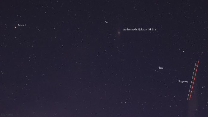 Andromeda-Galaxie (M 31), Flare eines Satelliten und Strichspur eines Flugzeugs am 11. März 2024 am Nordwesthimmel von Eisingen.