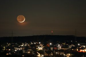 Mond mit Erdlicht am 11. März 2024 über Waldbrunn