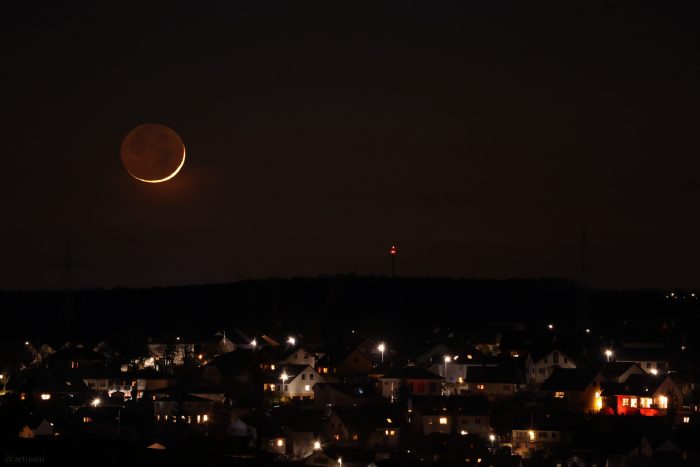 Untergehender Mond mit Erdlicht am 11. März 2024 über Waldbrunn.