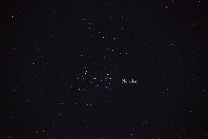 Offener Sternhaufen der Plejaden (M 45) am 11.03.2024 am Westhimmel von Eisingen.