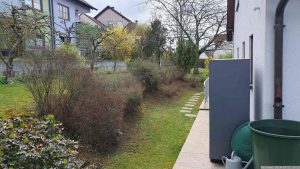 Unser Garten mit Außeneinheit der LWWP am 23. März 2024