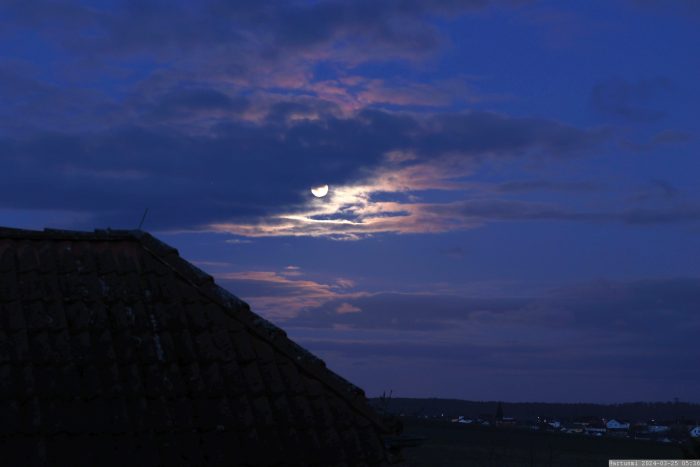 Vollmond am Westhimmel von Eisingen - 15 Minuten vor Beginn der Halbschatten-Mondfinsternis am 25. März 2024.