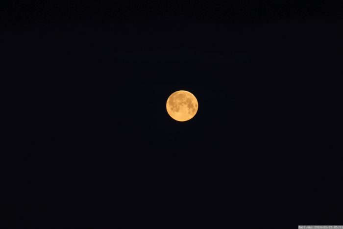 Vollmond zu Beginn der Halbschatten-Mondfinsternis um 05:51 Uhr.